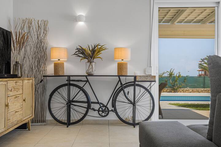 Villa Yiayia: Relaxing by the sea (Heated pool) gallery image 3