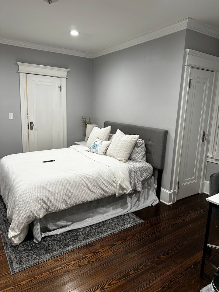 Dhomë  gjumi,  tavolinë pune dhe  televizor më vete 