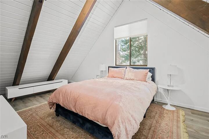 Grande chambre à l'étage avec télévision et grand placard