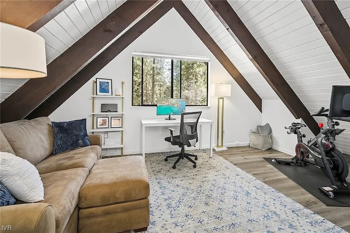 Grande chambre bonus avec bureau, lit Peleton et canapé-lit gigogne