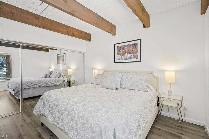 Grande chambre avec télévision et beaucoup d'espace dans le placard
