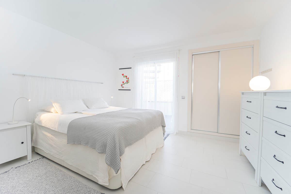 Chumba cha kulala cha kiwango cha juu kilicho na bafu ya chumbani. 