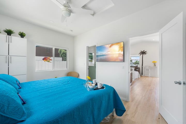 Popijte kavu u krevetu ili pogledajte film na novom pametnom televizoru od 55". 