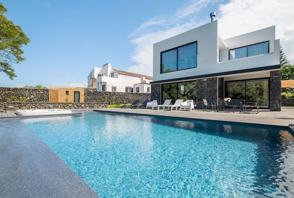 Top-earning Airbnb listing in Lagoa (Nossa Senhora do Rosário), 4 bedrooms