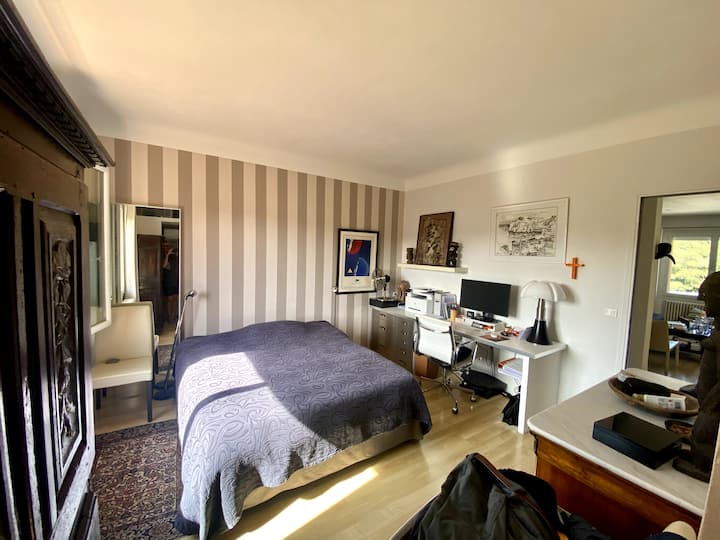 غرفة مكيف مع منطقة ملابس ومكتب