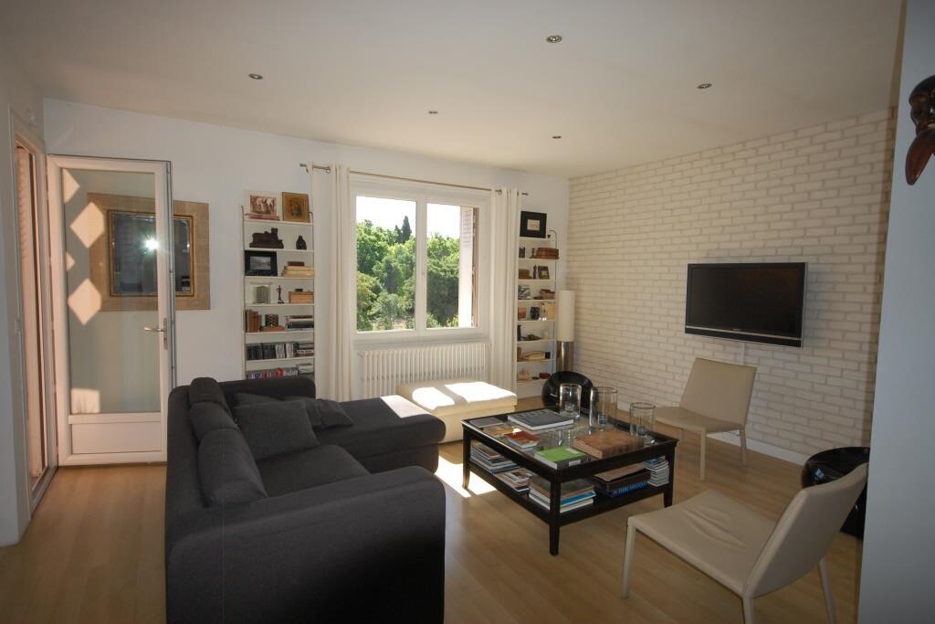 Popular Airbnb listing: Beautiful air-conditioned loft in front of a park. Garage in Aix En Provence