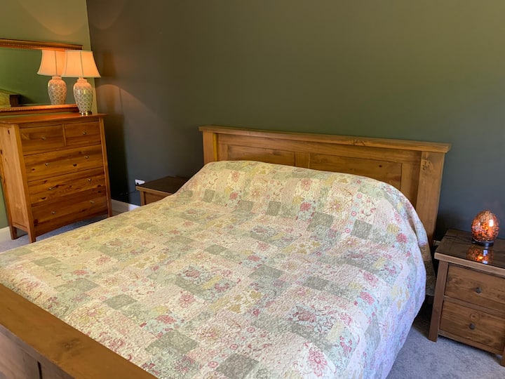 Chambre au Dowstairs avec lit king size et salle de bain attenante. Lit pour enfant/ lit bébé en option