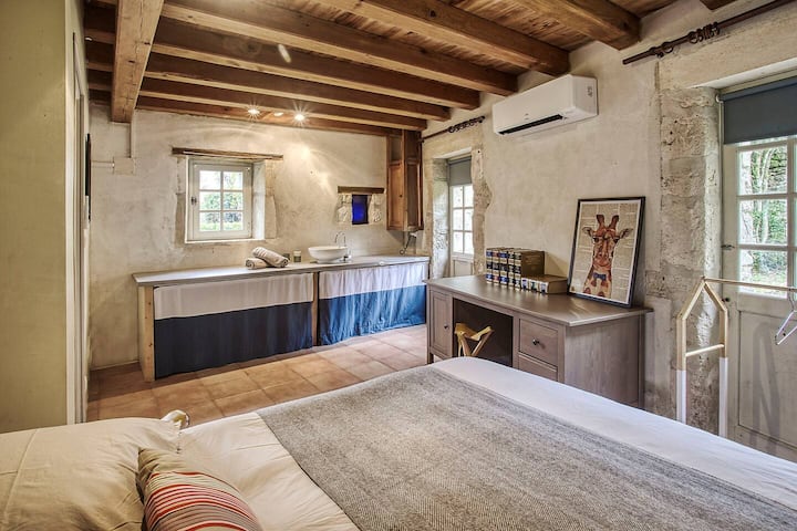 חדר השינה בקומת הקרקע של הקוטג': מיטה 140X190 + נקודת מים אחת (כיור)