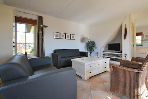 Successful Airbnb property: Luxury 6-person beach villa on open water in Wijk 18 Weidestreek Zuidwest