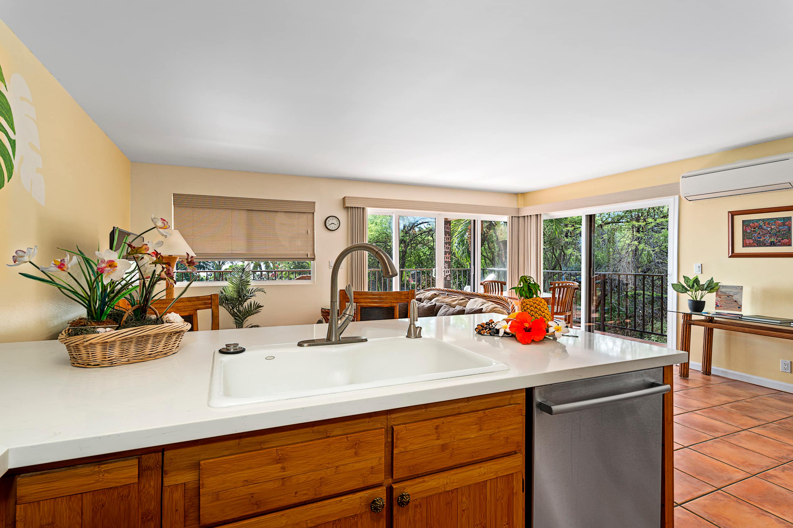 Oceanfront, 2 bed 2 bath with AC, sleeps 5-6 - Image 11