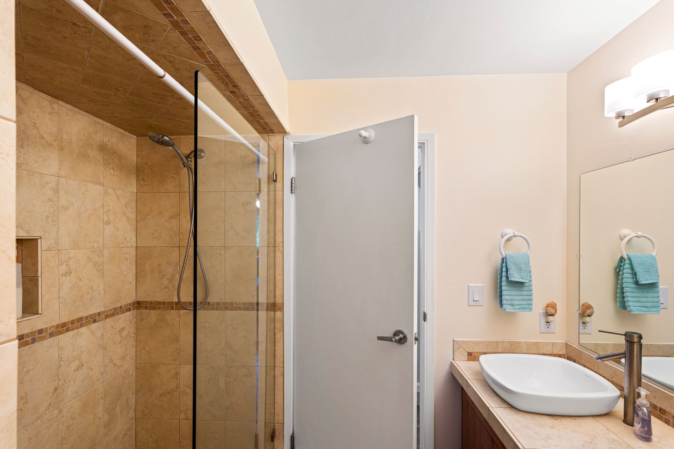 Oceanfront, 2 bed 2 bath with AC, sleeps 5-6 - Image 20