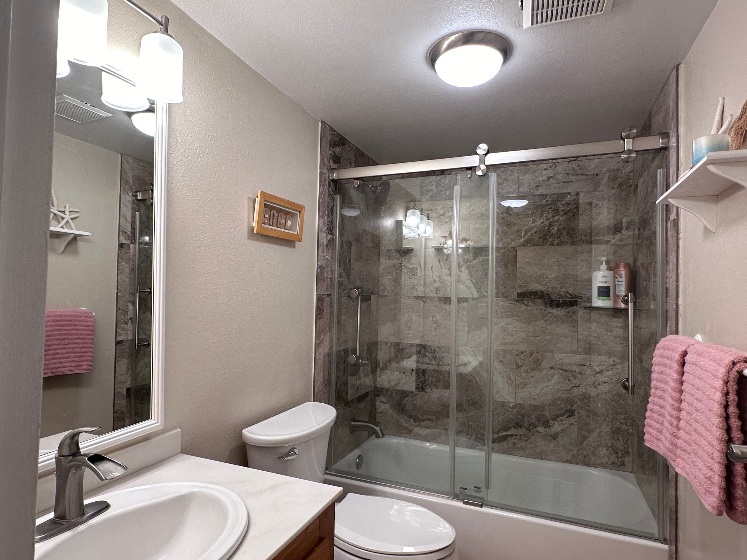 Oceanfront, 2 bed 2 bath with AC, sleeps 5-6 - Image 17
