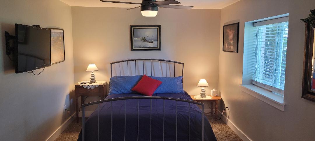 Удобно двойно легло, 2 големи прозореца, димируем, регулируем вентилатор/светлина, 50 в телевизор на разтегателен и регулируем стенен монтаж