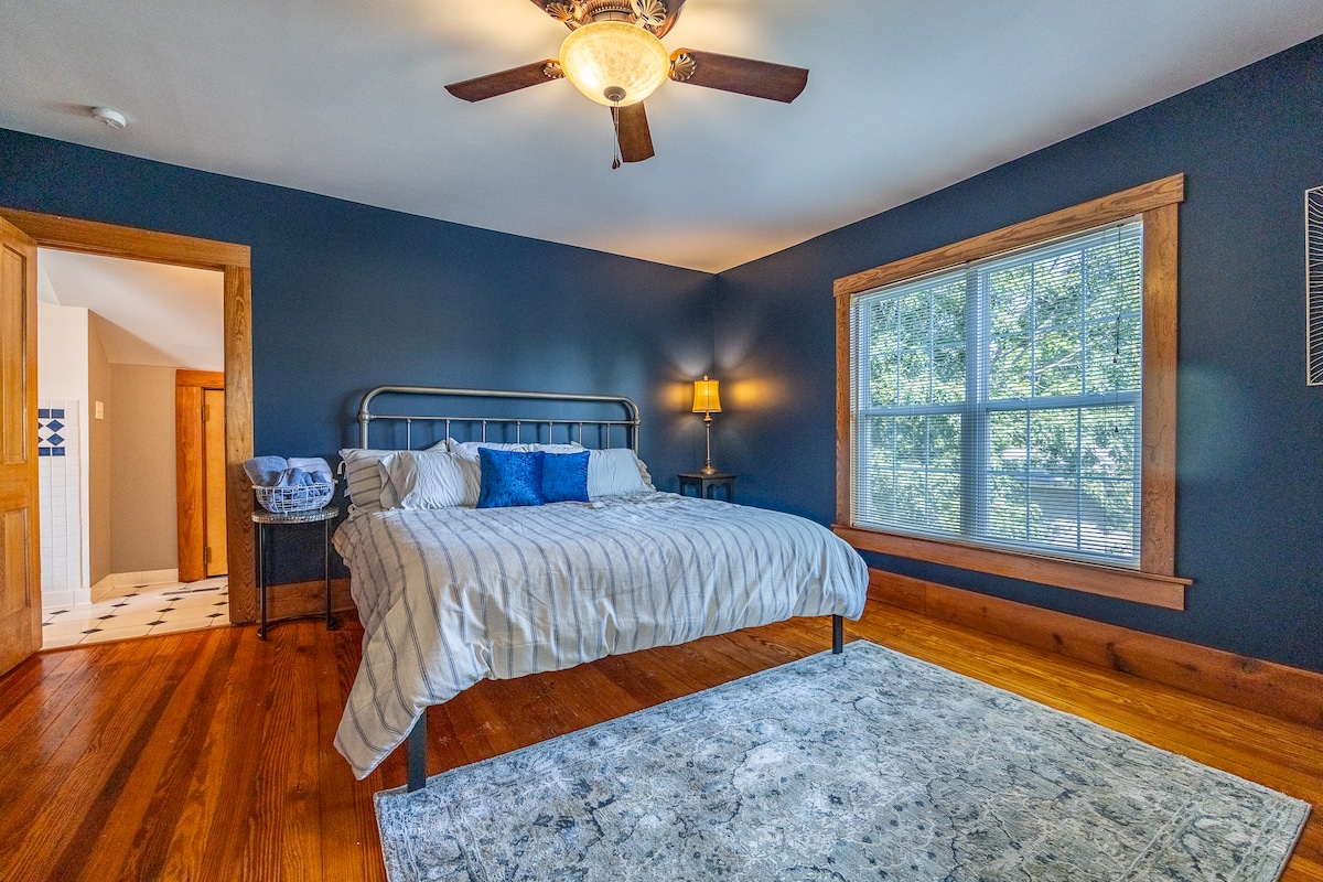 Chumba 201 ghorofani. Kitanda cha mfalme.  Kabati. Tv Roku 