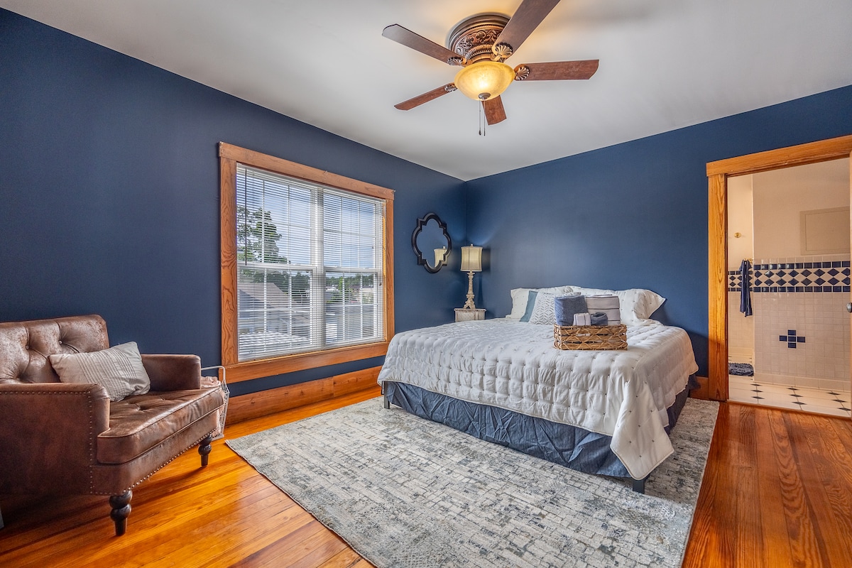 Chumba 200. Ghorofa ya juu. Kitanda aina ya King. Roku TV. Hakuna kabati. 