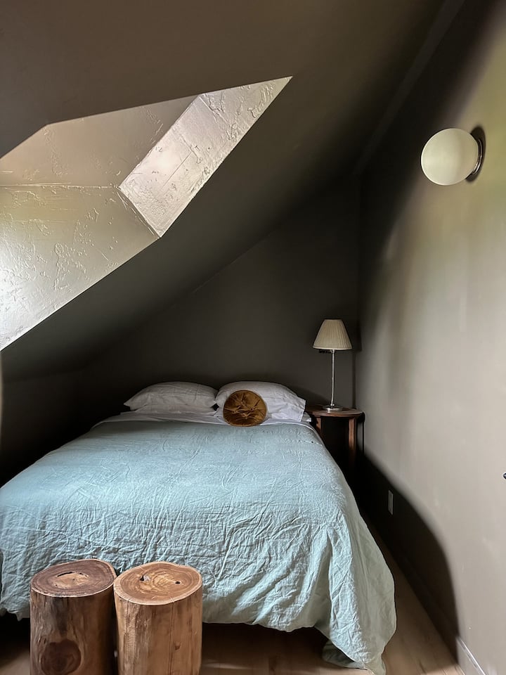 Საძინებელი №4 ზემოთ - პატარა საძინებელი ორადგილიანი საწოლით. Იდეალურია ბავშვებისთვის.