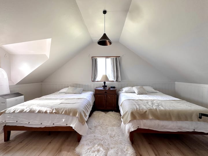 Საძინებელი #3 მაღლა, 2 152 × 203 სმ ზომის საწოლით