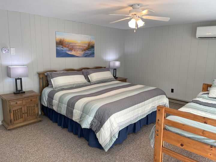 Hlavná spálňa s dvojitými posuvnými dverami vedúcimi na balkón na 2. poschodí
Manželská posteľ a manželská posteľ 