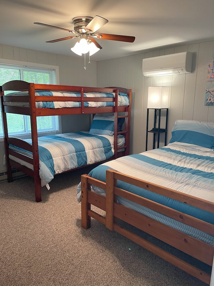 Izba s posteľou jedna s jednou manželskou posteľou a jednou poschodovou posteľou Twin over Twin over Twin