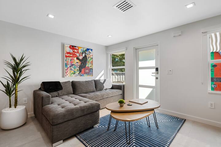 2 Bdrm Villa Hollywood Steps To Beach & Boardwalk gallery image 4