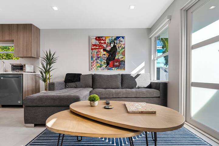 2 Bdrm Villa Hollywood Steps To Beach & Boardwalk gallery image 2