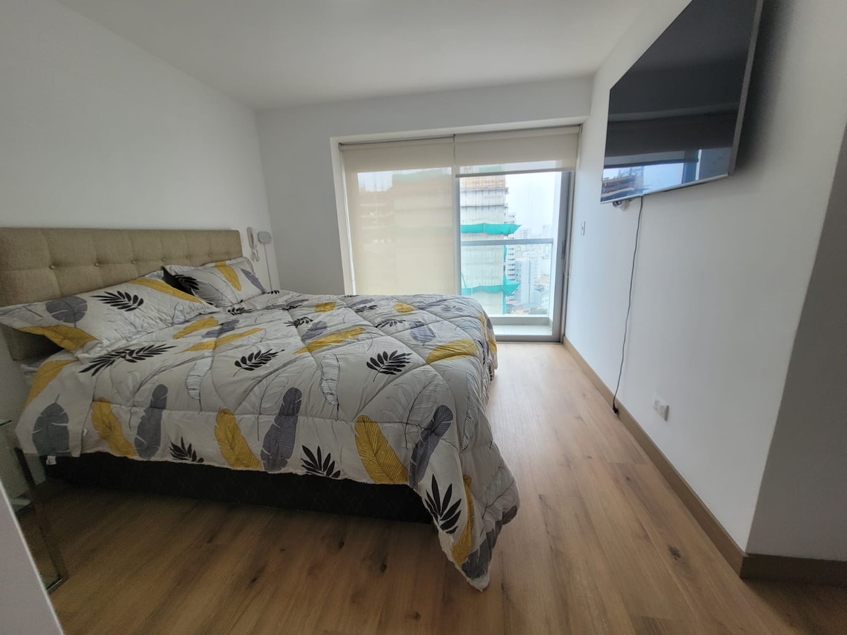 Chumba kikuu kinatekelezwa na kitanda cha Queen, runinga mahiri, kina bafu lake na roshani