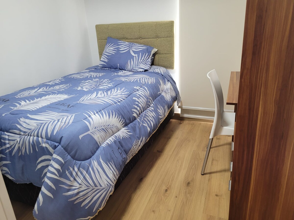 Chumba Na. 02 kimetekelezwa na kitanda cha mraba na nusu na dawati dogo