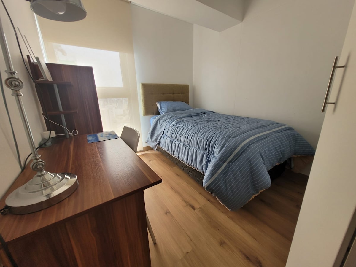 Chumba Nro 01 kimetekelezwa na kabati na dawati dogo 01