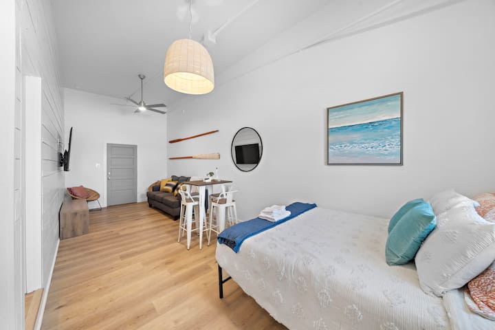 การพักผ่อนที่ทันสมัยพร้อมความน่าสนใจเหนือกาลเวลาด้วยเตียงควีนไซส์