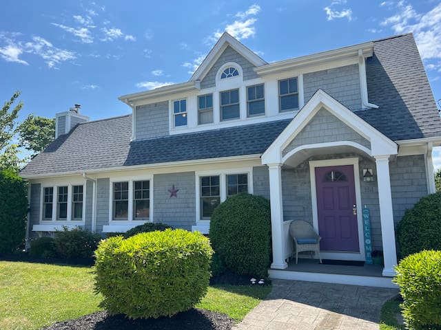 The Sea Loft. Walk to private beach + kayaks.