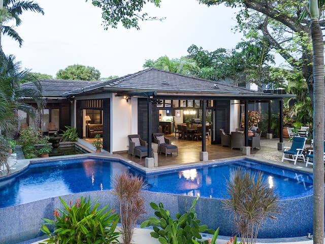 Luxury Beachfront Home/Sunsets by the pool