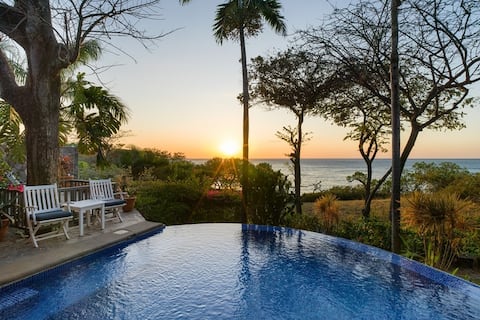Luxury Beachfront Home/Sunsets by the pool