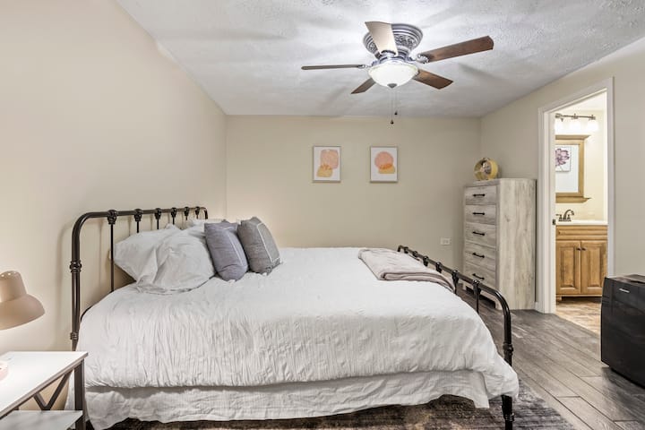 Dormitorio principal tamaño king con baño principal adjunto y vestidor.

Ubicado en el nivel inferior