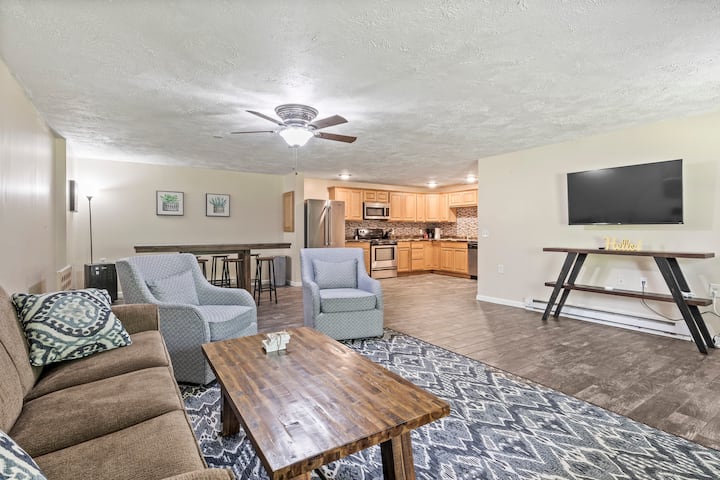 Tu refugio privado en el nivel inferior, completo con su propia entrada, cocina y comedor. Reúnete, cocina o relájate en el sofá cama con tu equipo. Perfecto para risas nocturnas y vibras de café de mañana perezoso.