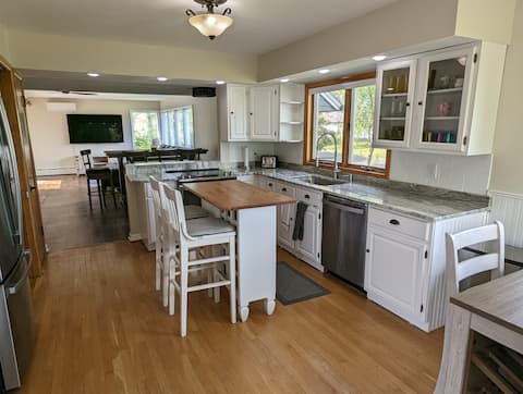 Twin Ports Getaway *Hot tub, Large private yard!*