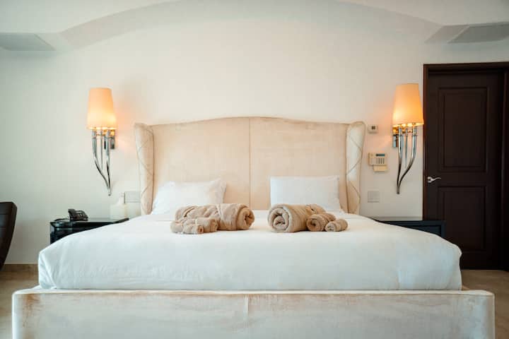 マスターベッドルームキングサイズベッドルームのオーシャンビュー1階。 
エンスイートバスルーム独立シャワー＆浴槽、テレビ、金庫、バルコニー。