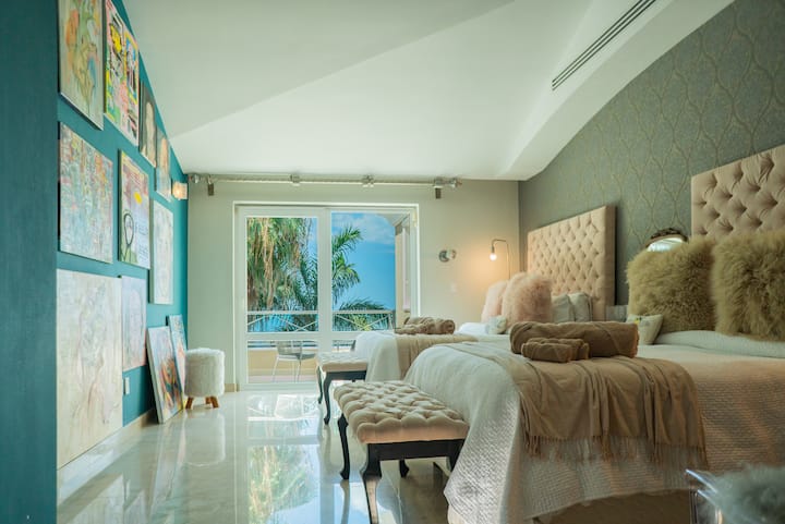 スタイリッシュなセカンドベッドルーム、ダブルクイーンサイズベッド1階オーシャンビュー、バルコニー（椅子付き）を備えたバルコニーで風を楽しむことができます。