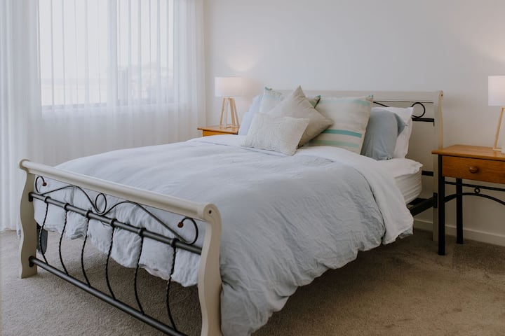 غرفة النوم الثانية - يوجد حمام عبر قاعة غرفة النوم هذه مباشرة، ويمكن اعتباره حمامًا داخليًا خاصًا، حيث يوجد حمام ثالث في الطابق السفلي لخدمة غرفة النوم الثالثة. 