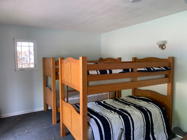 Krevatet e marinarëve janë të vendosur në shtëpinë e pishinës, afërsisht 40 metra nga shtëpia kryesore. (Nuk ka banjë në shtëpinë e pishinës).