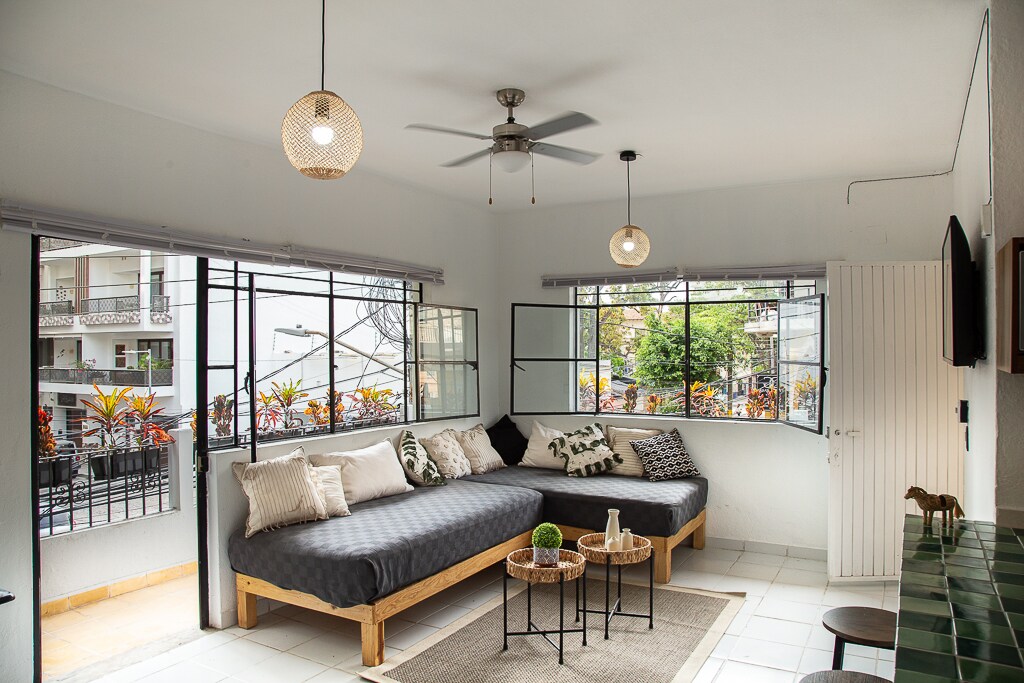 Amplio y bien iluminado salón, los sofás pueden convertirse en otra cama en caso de que haya un huésped adicional.

Amplia e iluminada sala, que se puede convertir en una cama más para otro huésped.