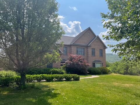 Spacious 5 BR Home near PSU and Stadium