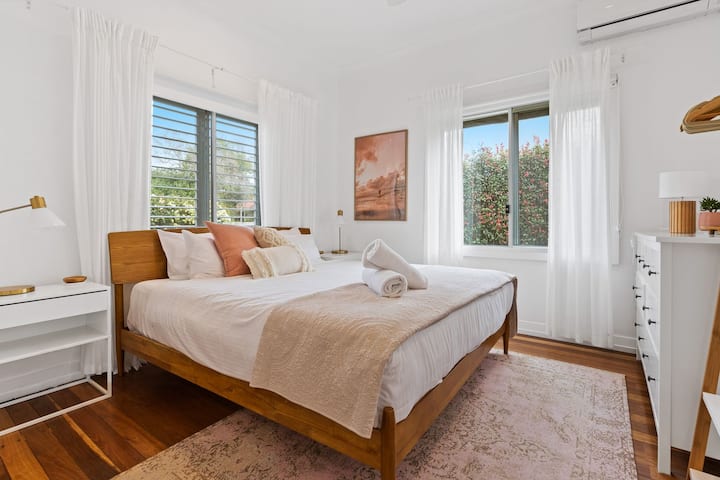 ห้องนอนใหญ่กว้างขวางพร้อมเตียงคิงไซส์ ที่นอนคุณภาพ ผ้าปูที่นอนมาตรฐานโรงแรม และห้องน้ำในตัว