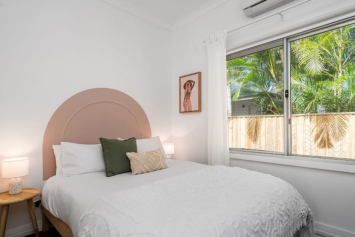 ห้องนอนที่ 2 สบายๆ พร้อมเตียงควีนไซส์และห้องน้ำส่วนตัวในตัว