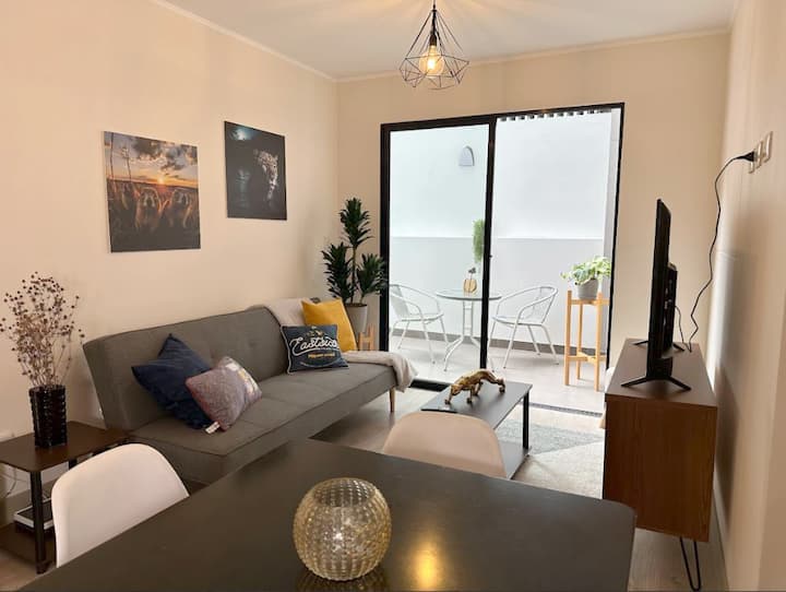 Dnevni boravak s pogledom na terasu s pametnim televizorom od 50"i futonom koji se pretvara u krevet za gosta. To je strana svoje prekrasne terase.