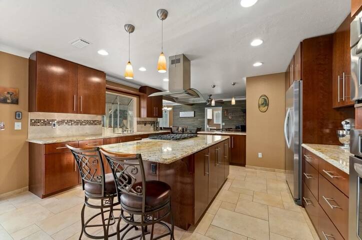 Desert Luxury Villa W Pool/Spa gallery image 4