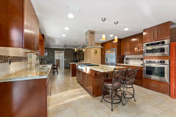 Desert Luxury Villa W Pool/Spa gallery image 3