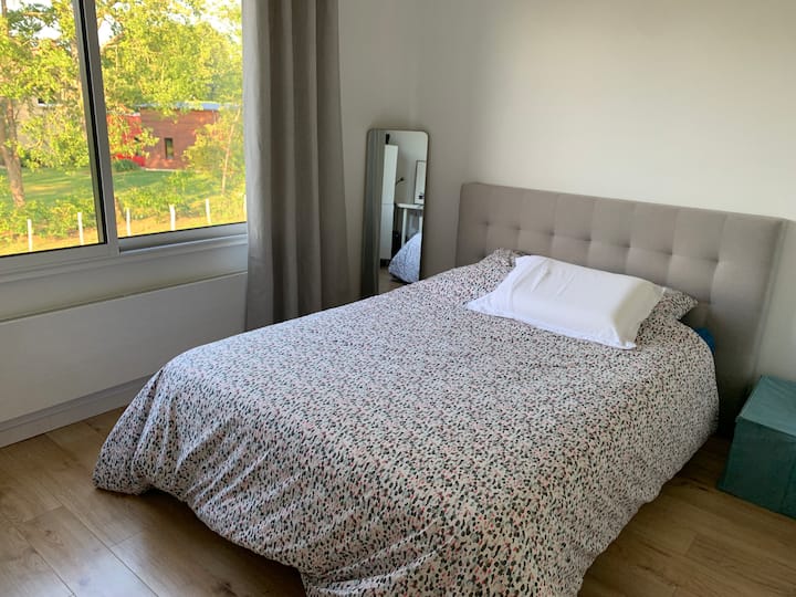 Spavaća soba 10 m2 krevet 140x190  s radnim stolom 