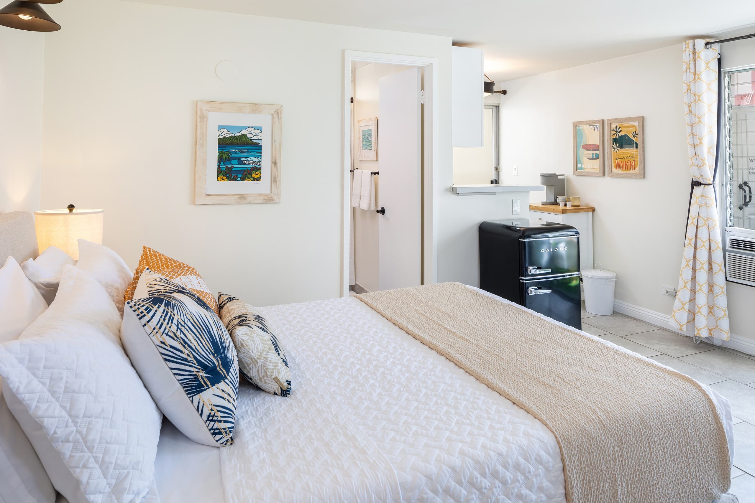 Condo in Honolulu · ★4.93 · Studio · 1 bed · 1 private bath - Image 4