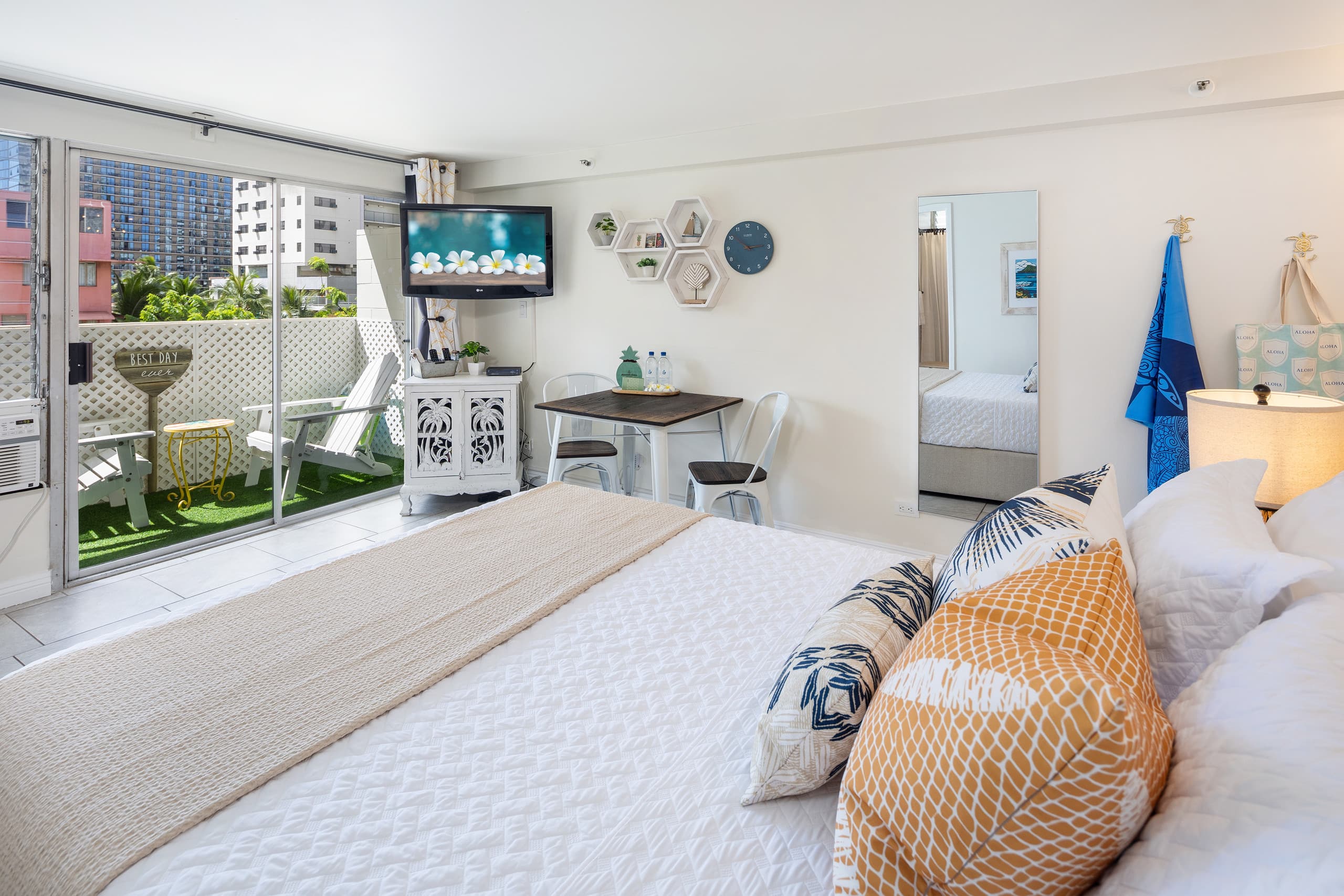 Condo in Honolulu · ★4.93 · Studio · 1 bed · 1 private bath - Image 5