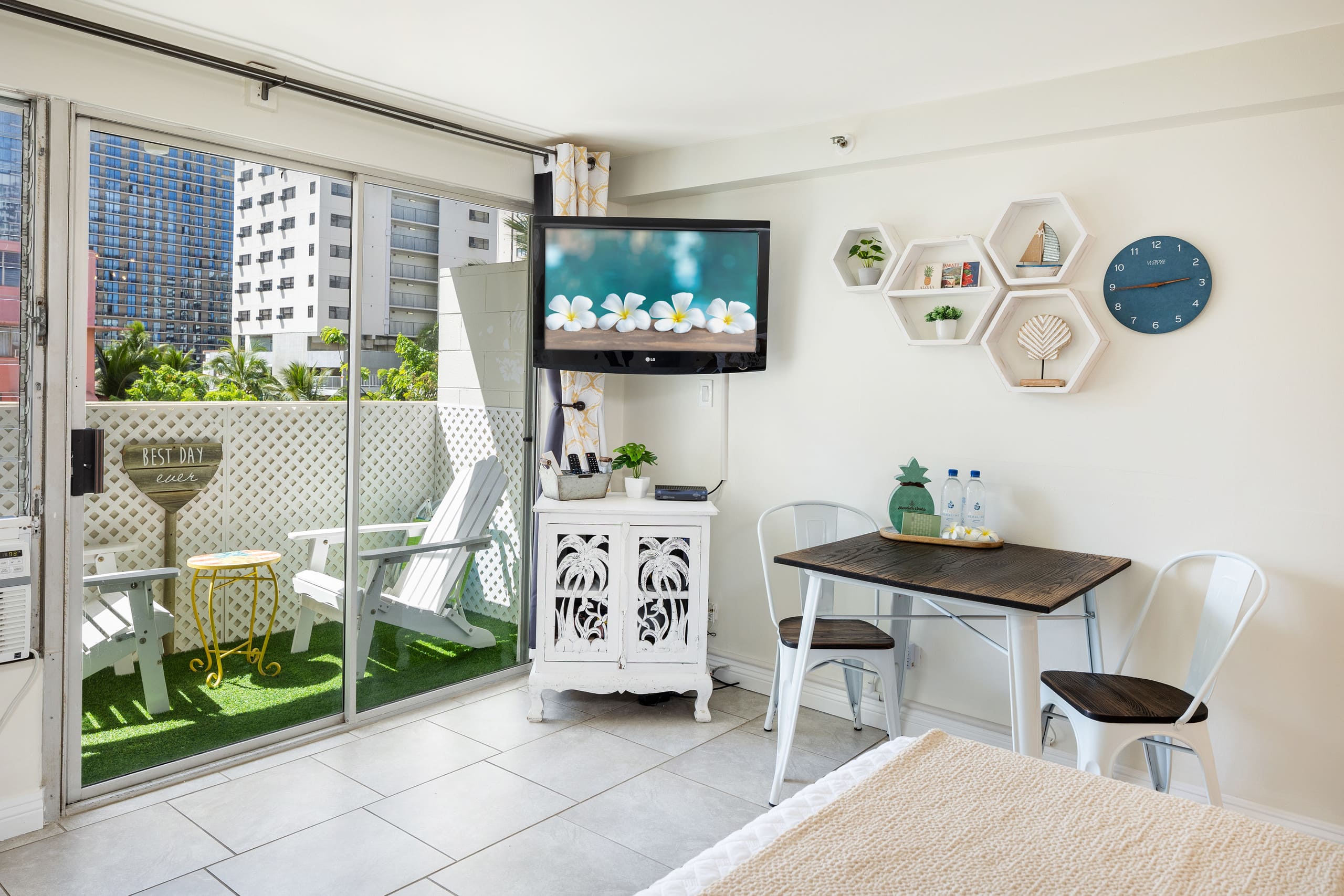 Condo in Honolulu · ★4.93 · Studio · 1 bed · 1 private bath - Image 3